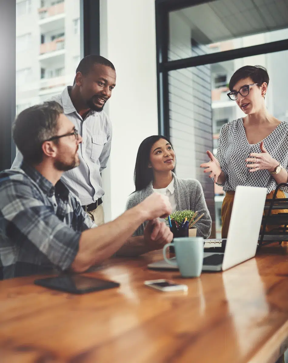 Groupe discutant autour d'un ordinateur
